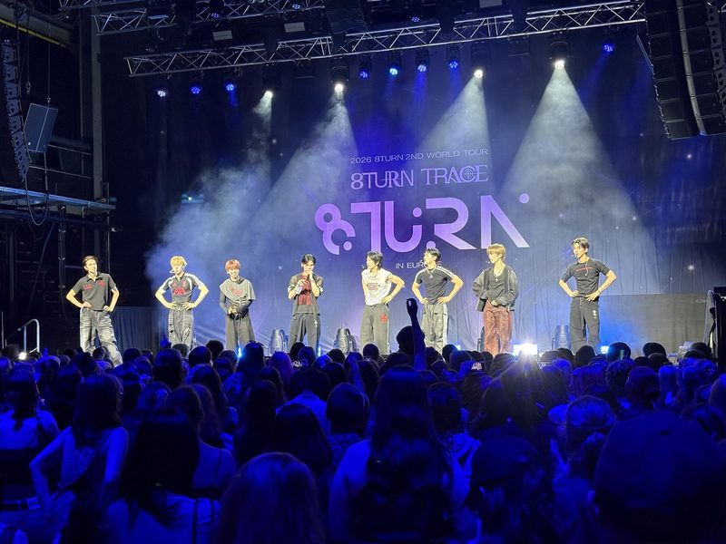 8TURN on stage in front of the 8TURN TRACE IN EUROPE backdrop — Keystone Lab