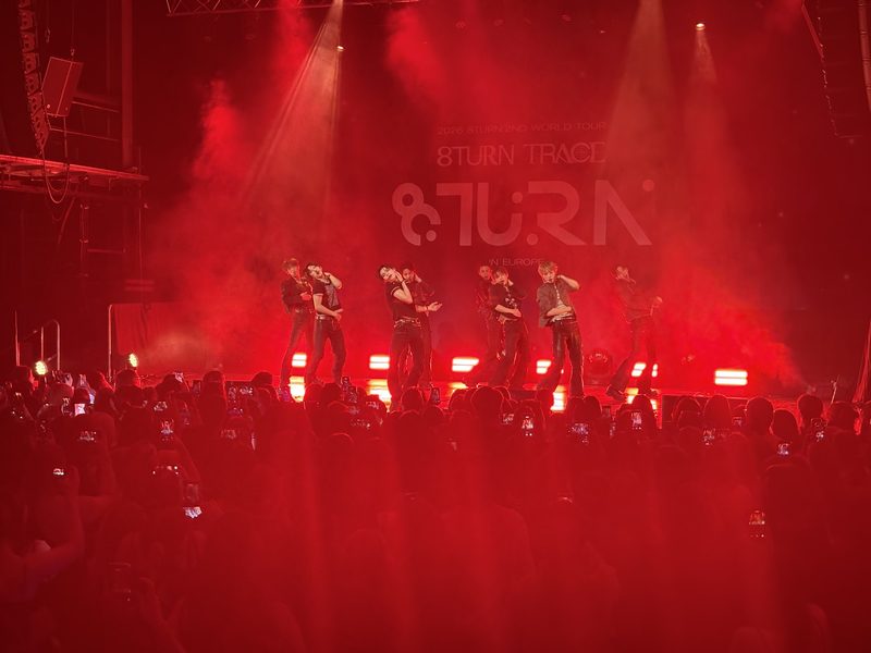 8TURN TRACE European tour, full stage in red — Keystone Lab