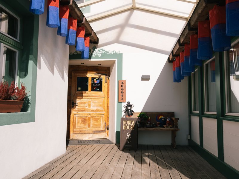 Ext&eacute;rieur de la Korea House, Cortina d'Ampezzo — Keystone Lab