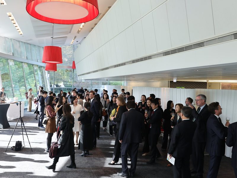 Arriv&eacute;e des invit&eacute;s &agrave; la r&eacute;ception des 30 ans Cor&eacute;e × OCDE, Paris — Keystone Lab