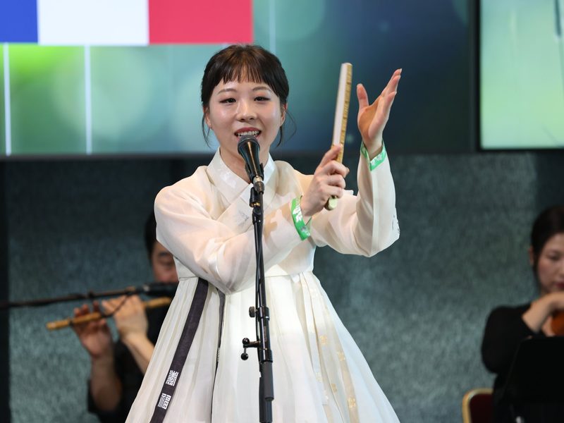 Chanteuse de Gongmyung en hanbok, OCDE Paris — Keystone Lab