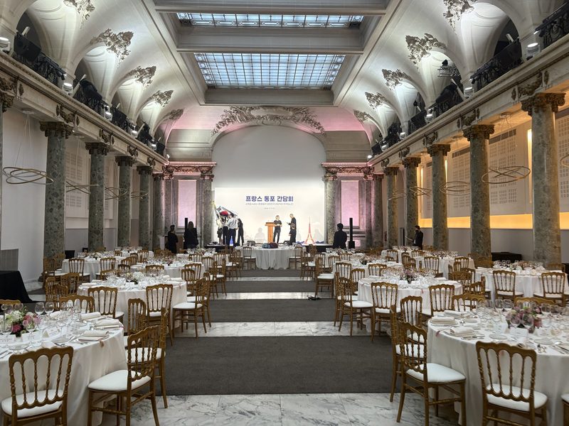 Grande salle dress&eacute;e pour la r&eacute;ception de la communaut&eacute; cor&eacute;enne — Keystone Lab