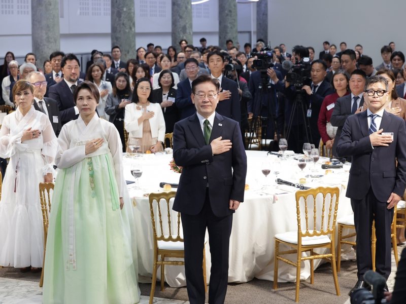 Le Pr&eacute;sident cor&eacute;en et les invit&eacute;s pendant l'hymne national, Pavillon Cambon — Keystone Lab