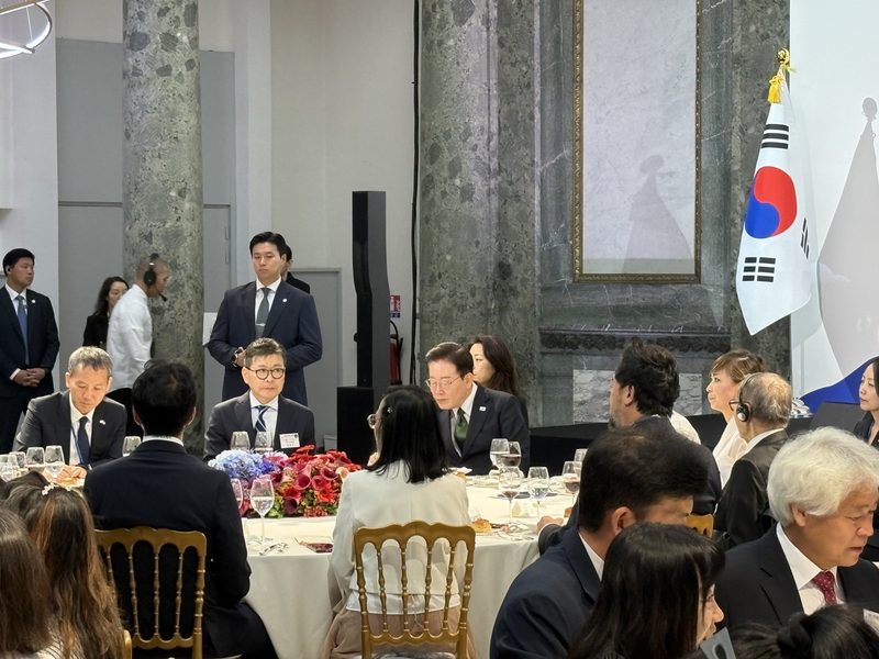 Table d'honneur de la r&eacute;ception avec le Pr&eacute;sident cor&eacute;en — Keystone Lab