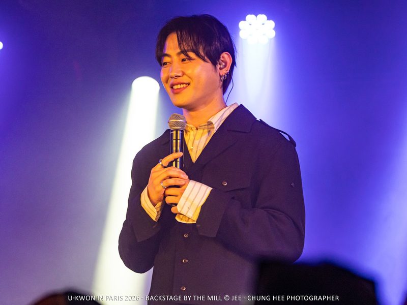 U-Kwon s'adressant au public, Backstage By the Mill — Keystone Lab