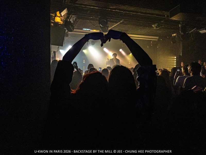 Le public en c&oelig;ur au concert U-Kwon, Paris — Keystone Lab